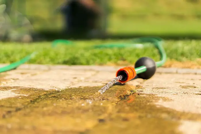 avoir un tuyau d arrosage dans son jardin