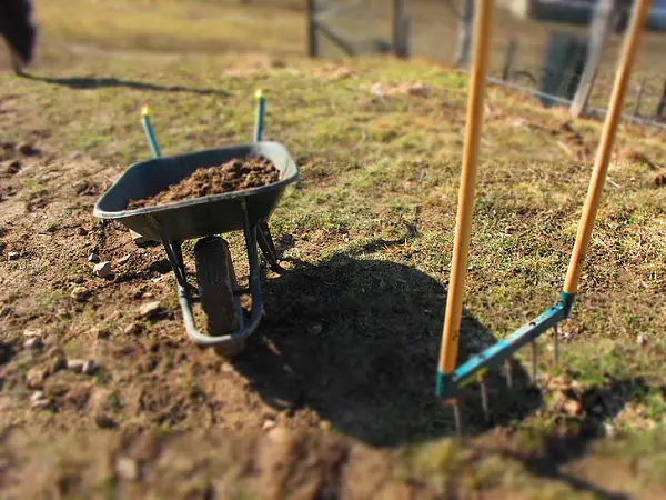 utiliser une fourche a becher pour preparer la terre