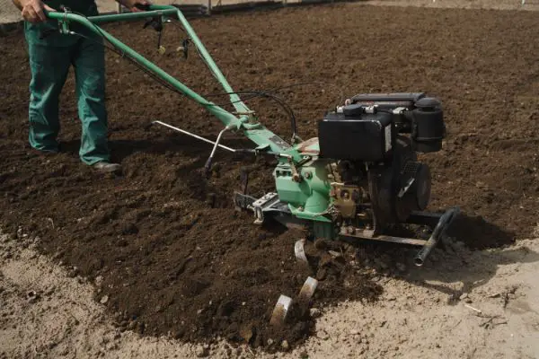 labourer le sol pour une bonne preparation de la terre