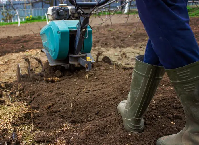quand retourner la terre pour planter du gazon