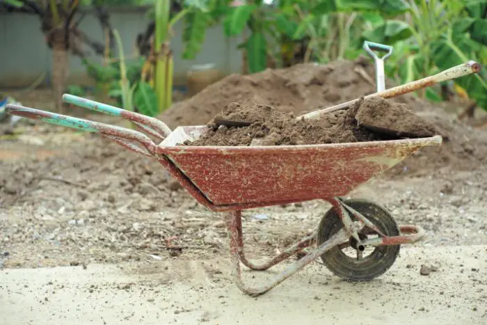 quels outils utiliser pour retourner la terre de son jardin periode